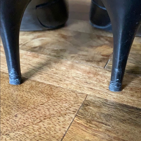 Banana Republic Tassle Heels - Picture 4 of 6